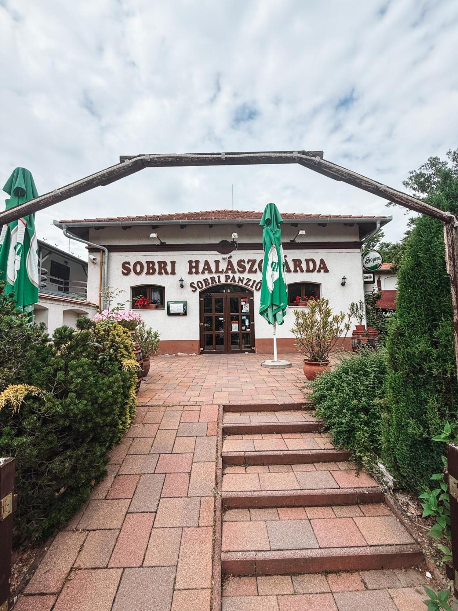Sobri Halaszcsarda Es Panzio Baja Eksteriør billede