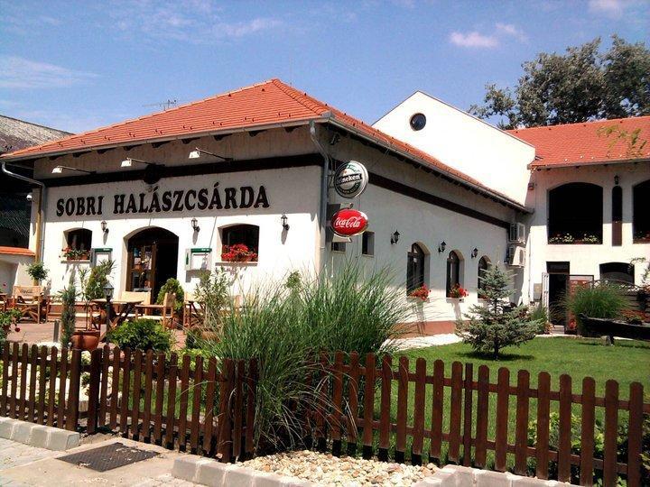 Sobri Halaszcsarda Es Panzio Baja Eksteriør billede